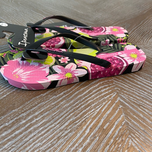 Woman’s sandals/flip flops NWT - Picture 2 of 3